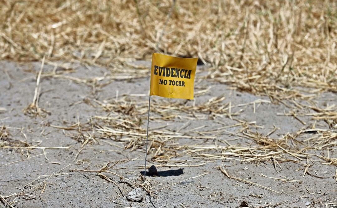 Personal de la Fiscalía de Justicia de Jalisco registró cada posible evidencia y las marcó con banderas de colores, como ésta en amarillo. (21/03/2025) Foto: Diego Simón Sánchez | El Universal