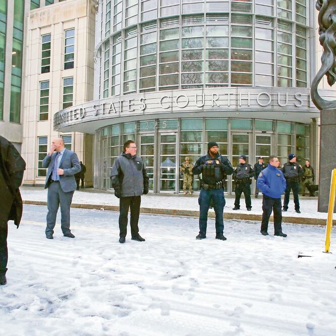 Elementos del Servicio de Seguridad Nacional vigilaban ayer la entrada de la Corte Federal de Brooklyn, donde se llevó a cabo el juicio de Joaquín Guzmán. KENA BETANCUR. AFP