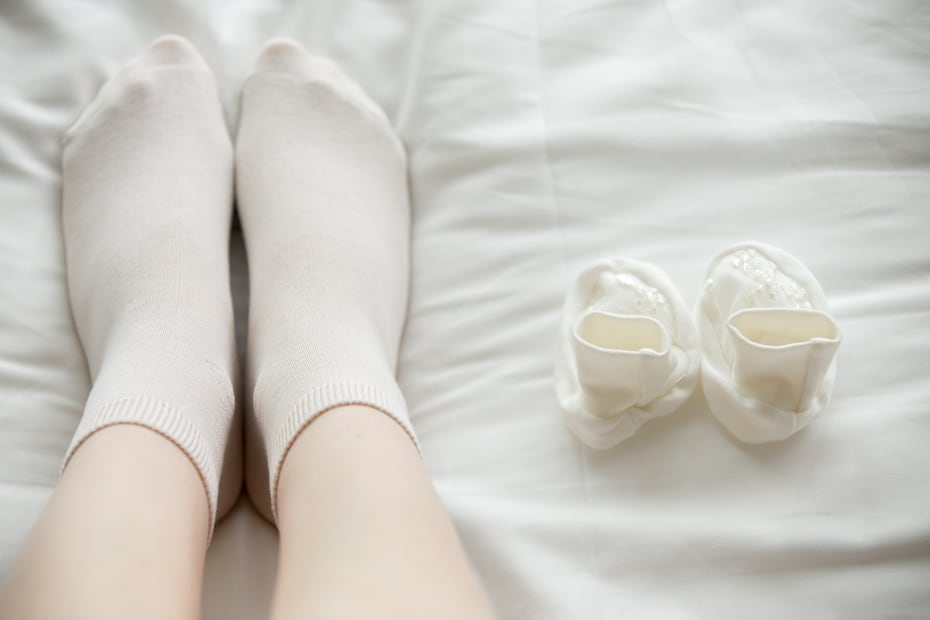 Las manchas amarillas suelen aparecer por sudor, humedad y residuos de detergente. Foto: Freepik