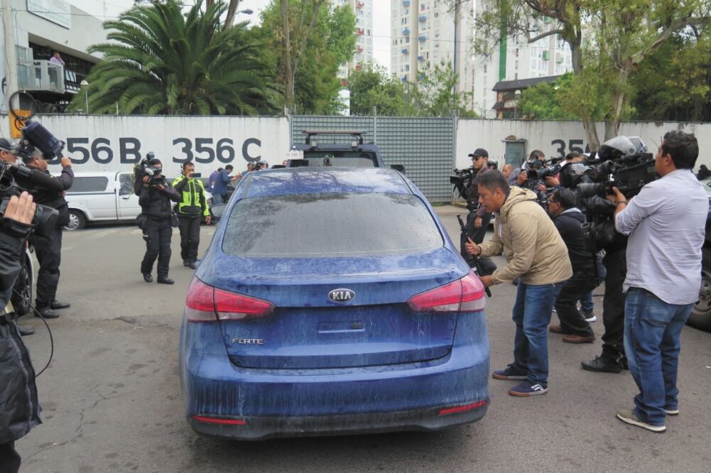En San Nicolás Totoloapan, alcaldía Magdalena Contreras, fue ubicado ayer el KIA azul utilizado por los cómplices de Esperanza “N” para escapar. Foto/ESPECIAL