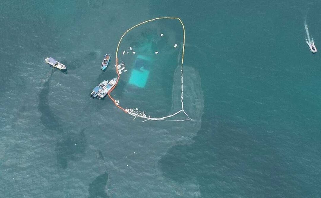 Parque Nacional Galápagos que muestra una embarcación naufragada en la isla Santa Cruz (Ecuador). Foto: EFE