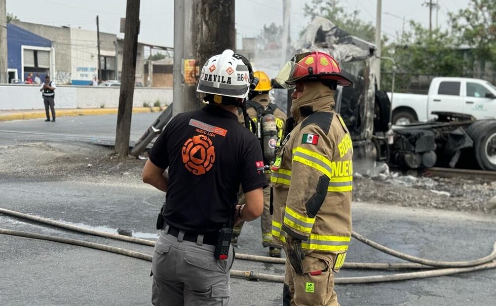 Tracto camión choca con tren en Nuevo León. Foto: Especial