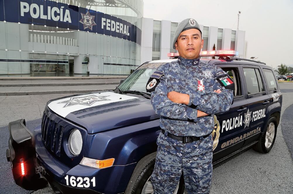 El oficial José Luis Aguilar Garrido fue condecorado por arriesgar su propia vida en lo que se considera un acto heroico en beneficio de la ciudadanía y de sus compañeros de la Policía Federal (BERENICE FREGOSO. EL UNIVERSAL)