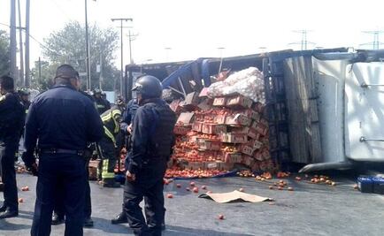 Cierran Eje 6 Sur por volcadura de camión que transportaba verduras