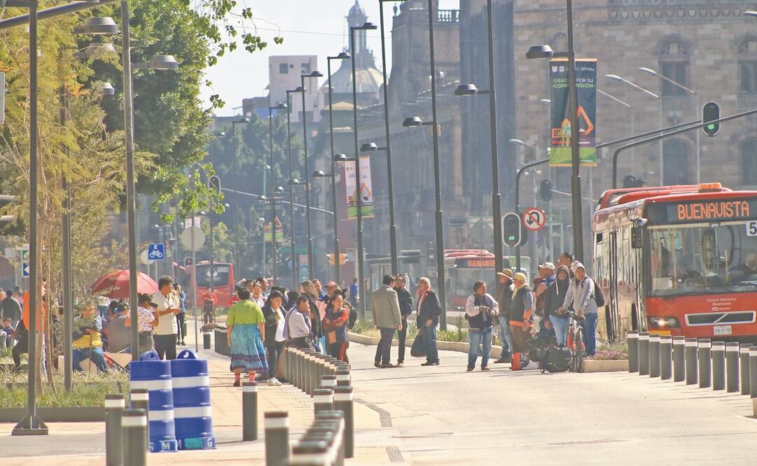 La nueva configuración en la avenida también se pensó para los usuarios del transporte público como el Metrobús y Metro, dijeron autoridades capitalinas. Fotos: FERNANDA ROJAS. EL UNIVERSAL