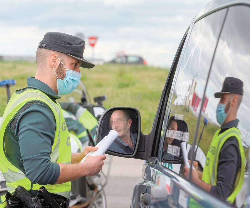 Miembros de la Guardia Civil realizan un control de tráfico en la A2 a la salida de Madrid, donde comienzan a flexibilizar el confinamiento. Foto: FERNANDO VILLAR. EFE