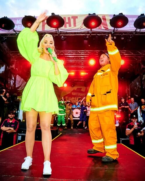 Y la peor vestida de la semana es… Katy Perry en neón