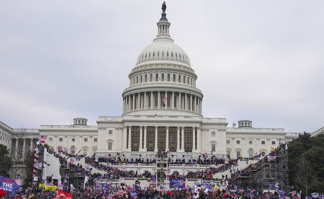 Alrededor de 800 seguidores de Donald Trump ingresaron de forma violenta al Capitolio, el 6 de enero pasado, donde obligaron a congresistas a esconderse y escapar; cinco personas murieron. Foto: Archivo AP.