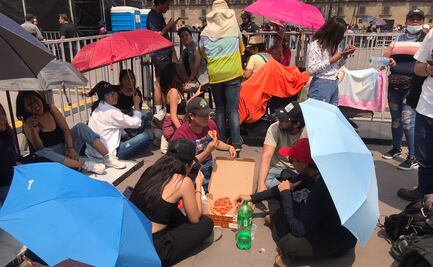 FOTOS: Bajo los rayos del sol fans de Rosalía esperan su concierto en el Zócalo