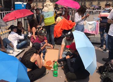 FOTOS: Bajo los rayos del sol fans de Rosalía esperan su concierto en el Zócalo