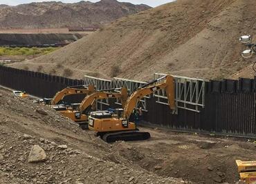 Donald Trump supporters build the first private border wall