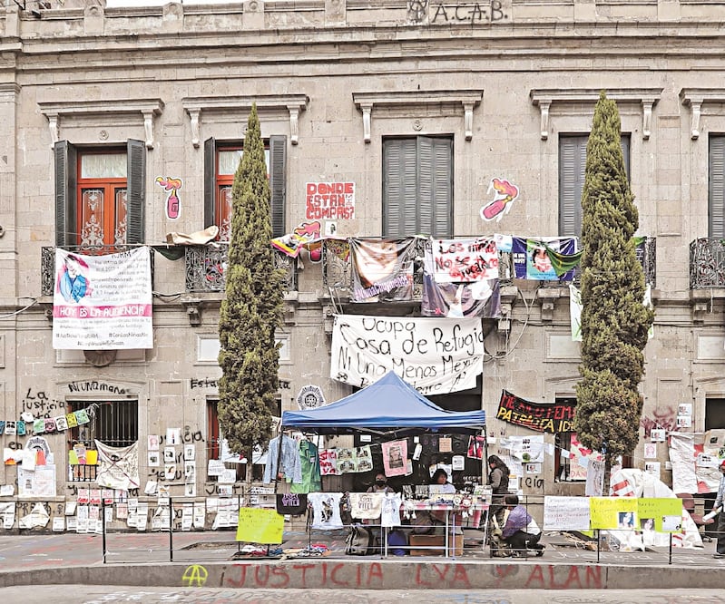 Grupos feministas mantienen tomada la sede de la CNDH en protesta por la violencia de género, la cual afecta a 344 municipios. Foto: Juan Boites. El Universal