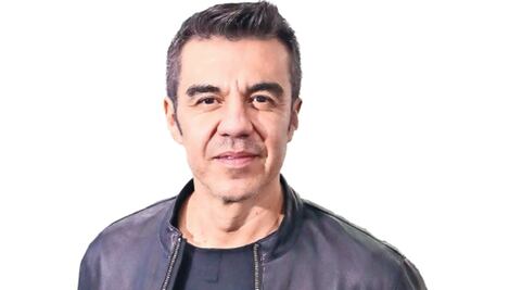 Adrián Uribe tripletea en Televisa