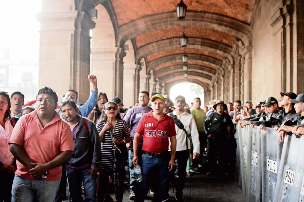 Maestros disidentes al manifestarse ayer a las afueras del edificio de Gobierno de la Ciudad de México (VERÓNICA RAMÍREZ. OBTURADORMX)