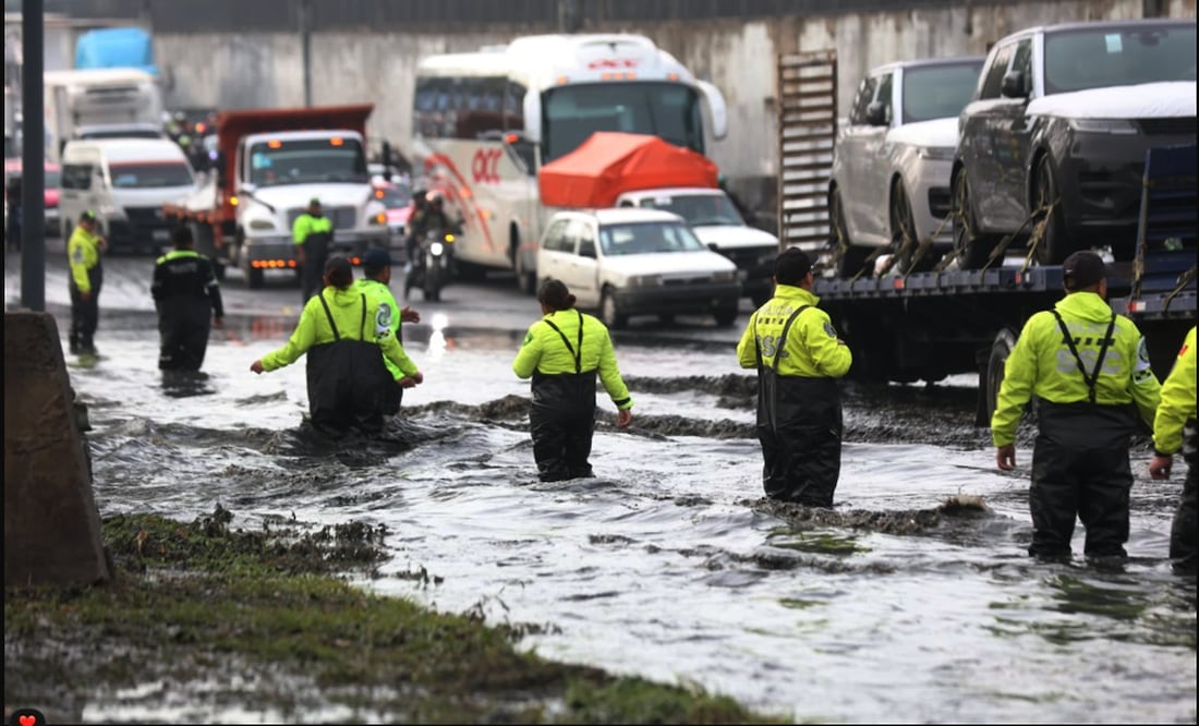 Elementos de Tránsito de la SSC agilizan el tráfico por un severo encharcamiento en la calzada Ignacio Zaragoza a la altura de Gral. Florencio Antillón en la colonia Juan Escutia; hay autos y tráileres descompuestos en carriles centrales. Foto: Francisco Rodríguez/EL UNIVERSAL