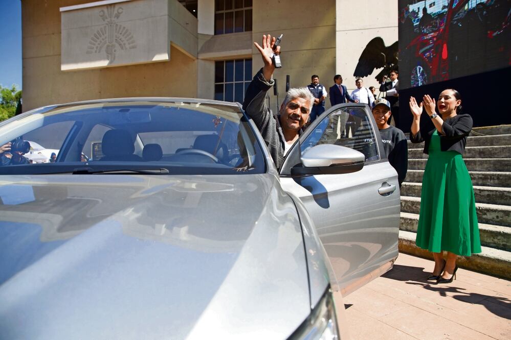 La alcaldesa entregó tres automóviles a trabajadores. Foto: Germán Espinosa / EL UNIVERSAL