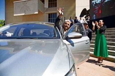 Cuevas entrega premios a trabajadores