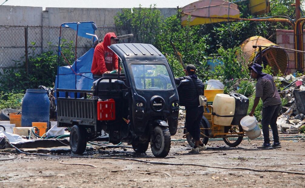 En la colonia Polígonos, tras la barda perimetral que la separa del Circuito Exterior Mexiquense, se roban y venden miles de litros de agua casi todos los días del año. Foto: Luis Camacho / EL UNIVERSAL