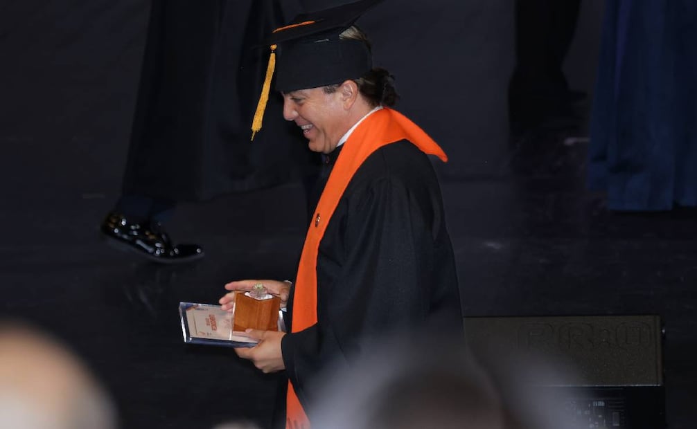 A sus 51 años, Cristian se graduó de la preparatoria. Foto: Fernanda Rojas / EL UNIVERSAL.