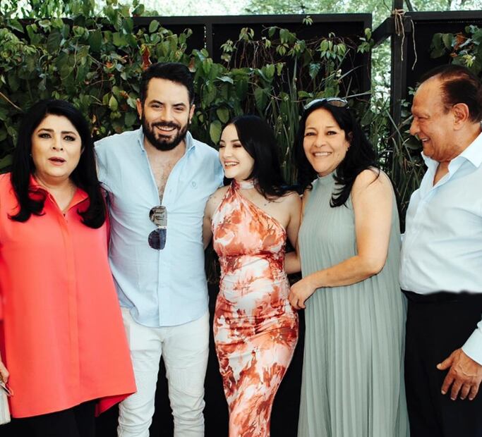 Ruffo, José Eduardo, Paola y su mamá y papá en el baby shower de Tessa.
Foto: Instagram