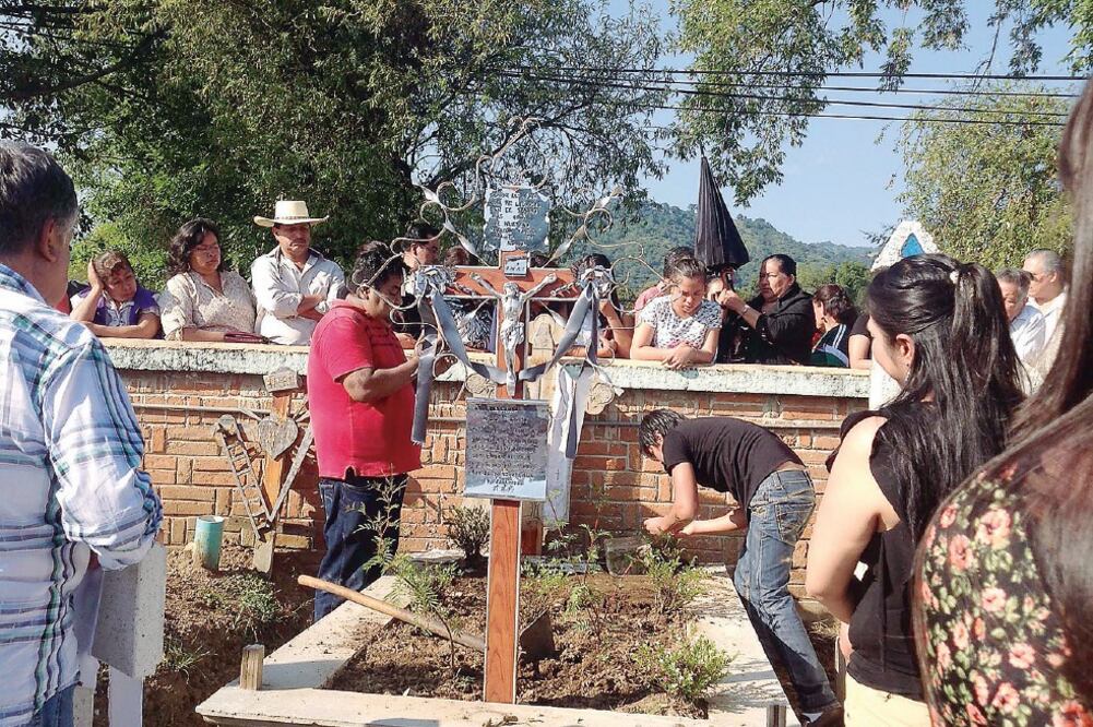 Abogados y expertos iniciaron los preparativos para exhumar los restos de Julio César Mondragón a fin de practicar un segundo peritaje del cuerpo del estudiante de la Normal de Ayotzinapa, asesinado en septiembre de 2014 (ESPECIAL)