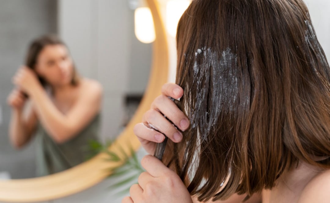 No siempre hay tiempo para un lavado completo, pero tu cabello no tiene por qué reflejarlo. Foto: Freepik
