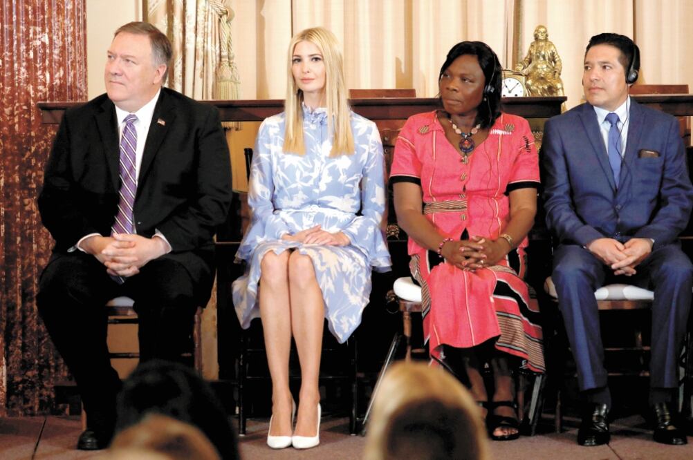 Mike Pompeo, secretario de Estado estadounidense, con Ivanka Trump, asesora presidencial, en la presentación del informe en Washington. Foto/YURI GRIPAS. REUTERS