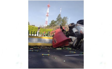 Restablecen circulación en la México-Cuernavaca tras volcadura de tractocamión 