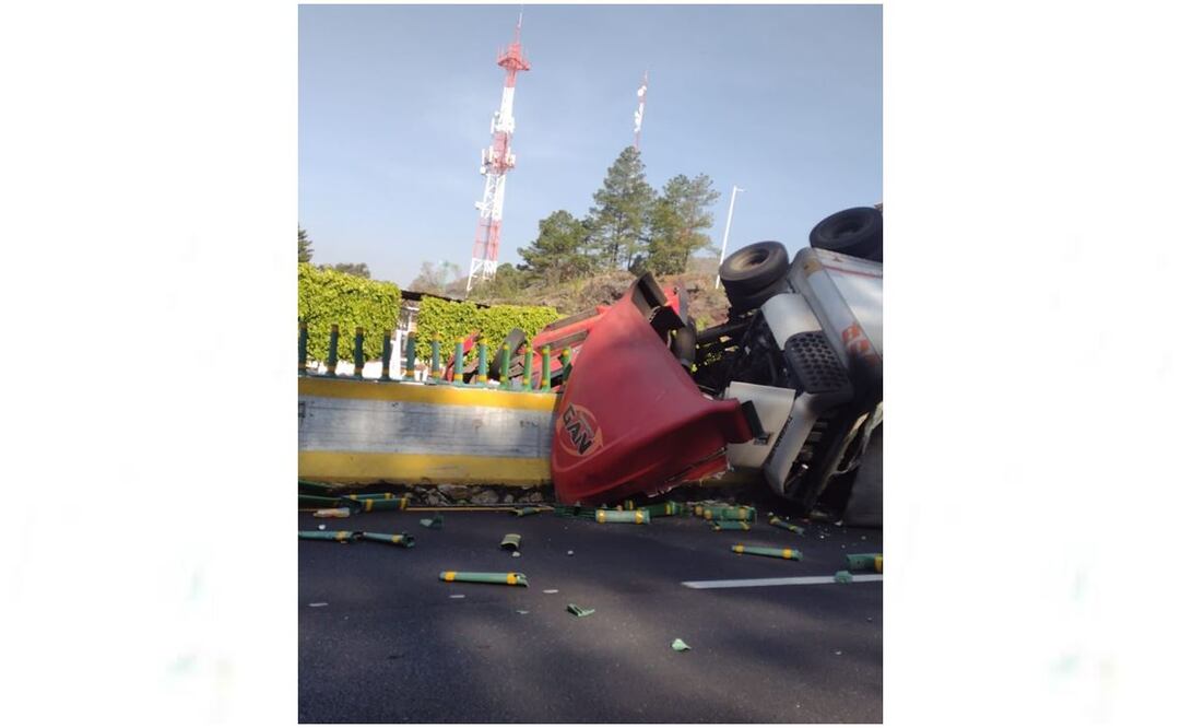 Cierre en la México-Cuernavaca suma 11 kilómetros de fila y 4 horas. Foto: Isidro Corro / EL UNIVERSAL