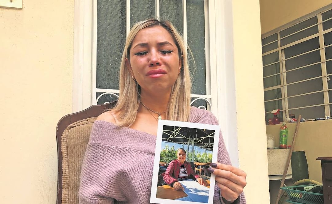 Paulina Nieto Chávez, entre lágrimas, sostiene una fotografía de su madre María de Jesús Chávez, quien falleció en el accidente del autobús en Joquicingo. Foto: Carlos Arrieta/ EL UNIVERSAL.