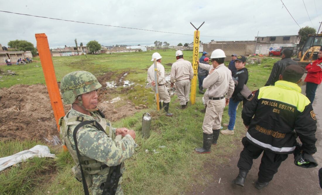 Pobladores aprovecharon el derrame para sacar cubetas y recoger el combustible mezclado con agua. Foto: JORGE ALVARADO. EL UNIVERSAL