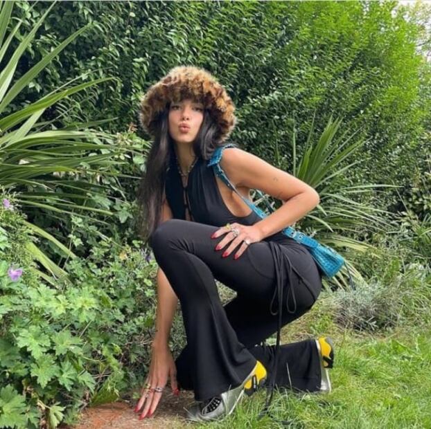 Enamórate del total look de peluche de Dua Lipa