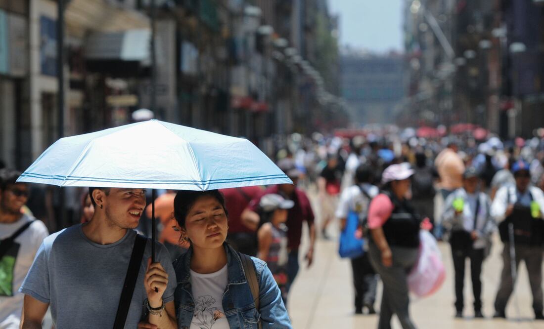 Ante las altas temperaturas que se han registrado en la capital del país donde se han rebasado los 30 grados, millones de capitalinos utilizan sombrillas, gorras y cualquier objeto que los ayude a protegerse de los rayos del sol. Foto: Daniel Augusto | Cuartoscuro