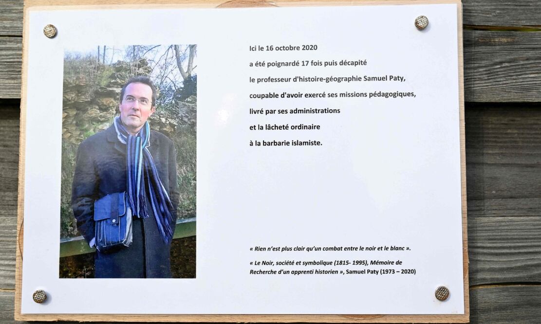 Una fotografía tomada el 16 de octubre de 2023 muestra una placa conmemorativa del maestro asesinado Samuel Paty, cerca de la escuela Bois d'Aulne en Conflans-Sainte-Honorine, en las afueras de París. Foto: AFP
