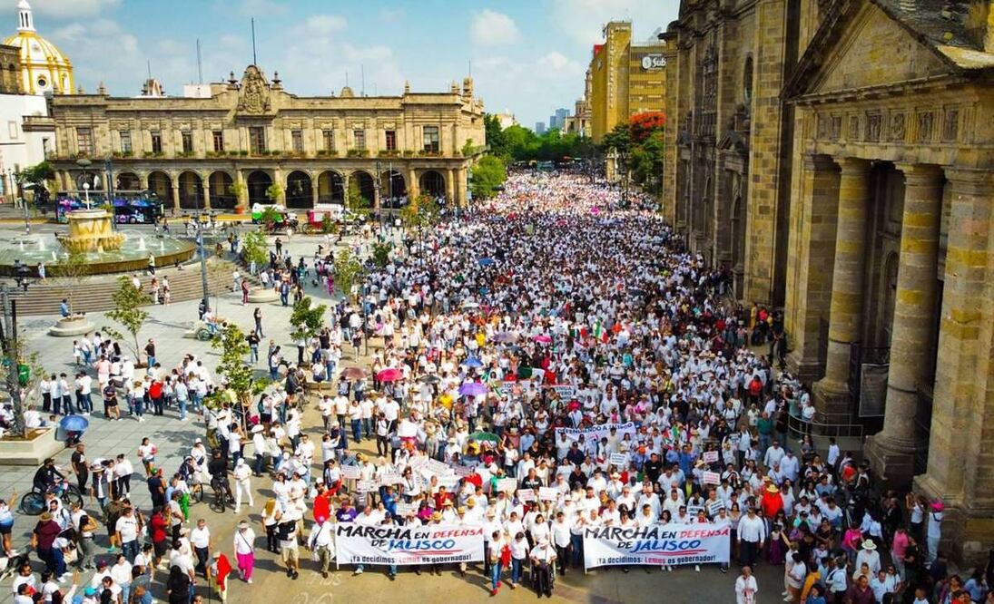 “La Marcha por la Defensa de Jalisco” fue convocada por más de 100 asociaciones de la sociedad civil, y partió desde Jardín Reforma hasta Plaza de Armas, en el Centro Histórico de Guadalajara; Protección Civil reportó más de 10 mil personas. Foto: Especial