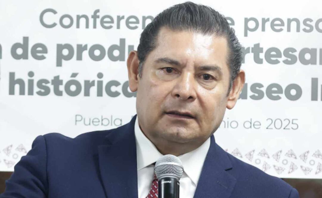 El gobernador de Puebla, Alejandro Armenta Mier, le tronó los dedos a secretaria de Turismo del estado. Foto: Fernanda Rojas / EL UNIVERSAL.