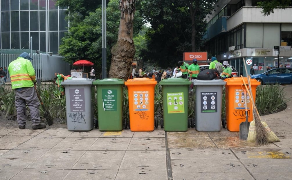 Limpian Paseo de la Reforma tras festejos por triunfo de México. Foto: Santiago Cadena