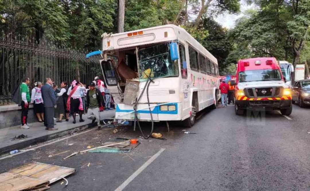 Vehículo que transportaba peregrinos de Toluca choca con camión estacionado en Avenida Constituyentes; hay al menos 10 lesionados.
Foto: x: @luismiguelbaraa