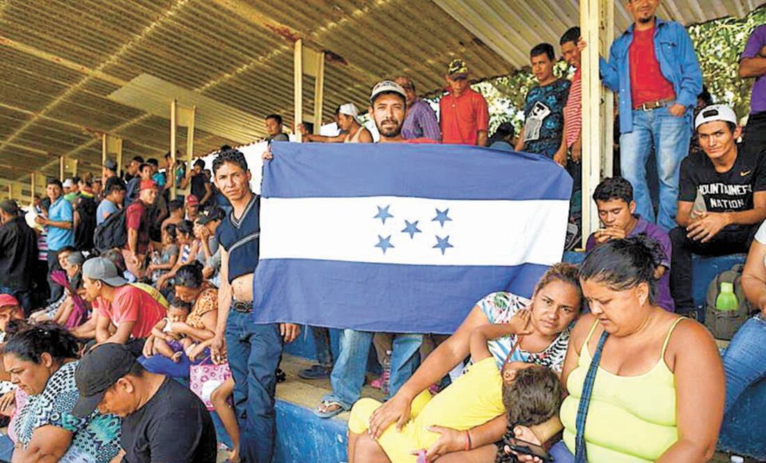 Beto, migrante hondureño (con la bandera), dice que varias de las personas que conoció ya fueron regresadas a México a esperar sus procesos de asilo. Foto: CORTESÍA
