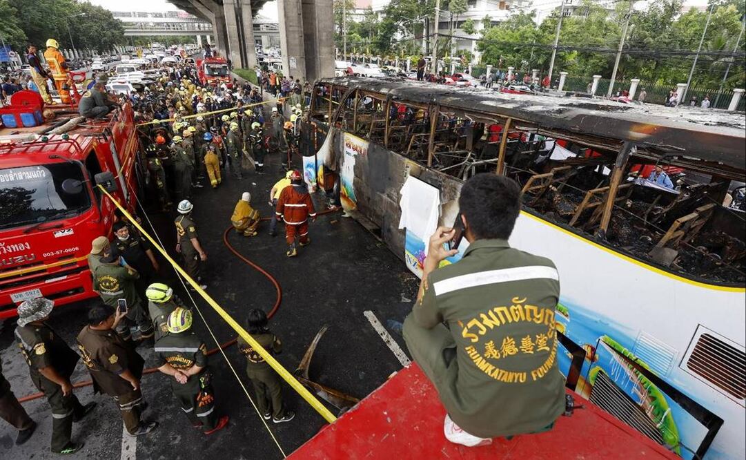 Los bomberos lograron extinguir el fuego tras el accidente en Tailandia. Foto: EFE