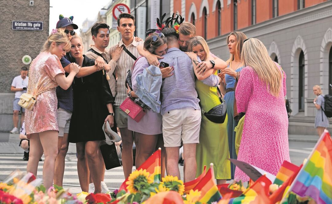 Ciudadanos se consuelan cerca del lugar del tiroteo en Oslo. Foto: Sergei Grits/ AP.