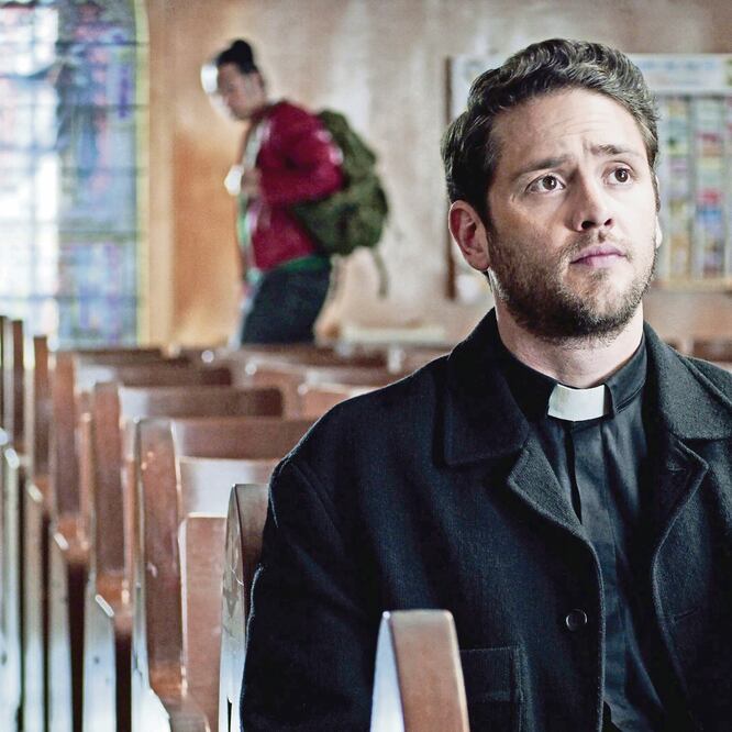 Uckermann es el sacerdote Ramiro Ventura. FOTOS: NETFLIX