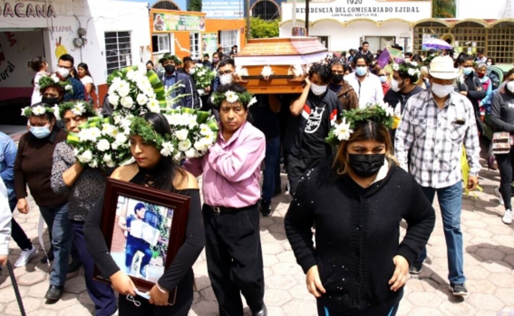 Sepultan a joven que murió en separos de la policía municipal en Puebla
