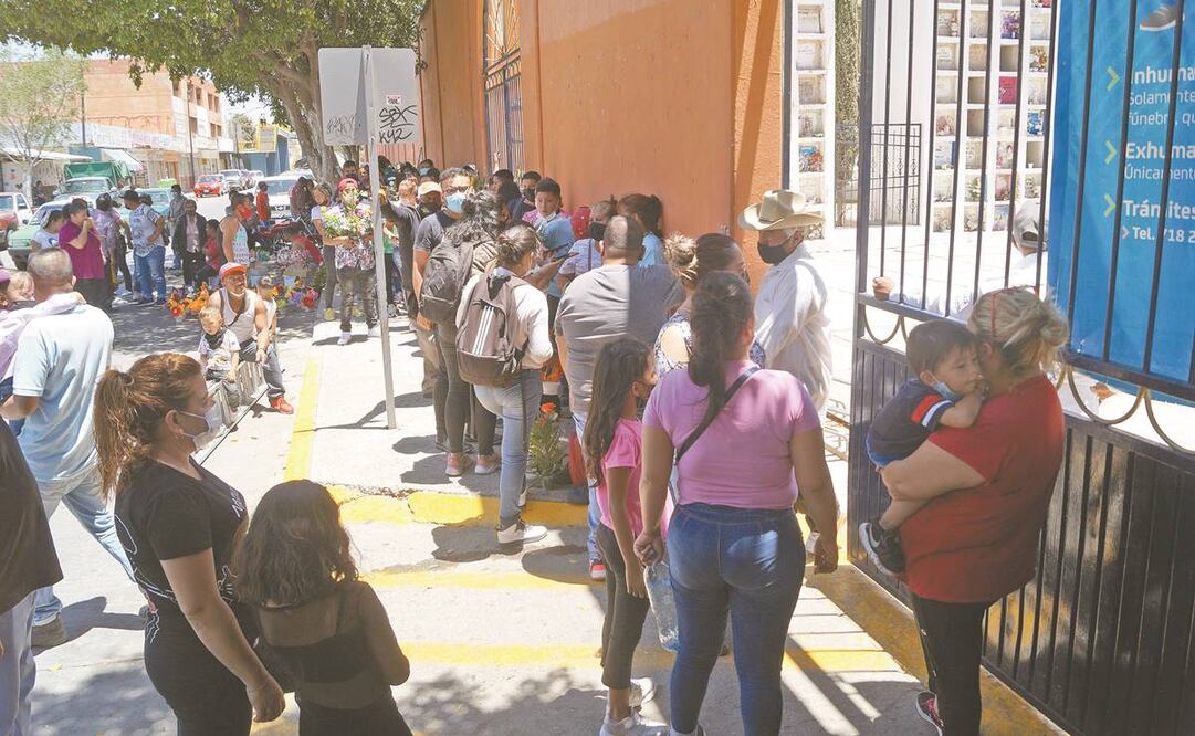 Cada media hora, los vigilantes dejaban pasar entre 50 y 100 personas al panteón San Nicolás, al tiempo que permitían salir a otros visitantes. Foto: Xóchitl Álvarez. EL UNIVERSAL