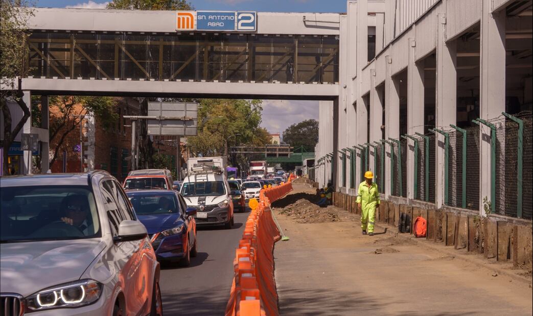 Trabajadores laboran en la construcción de la Calzada Flotante que ira sobre la Línea 2 del Metro en la Ciudad de México, el 22 de octubre de 2025. Foto: Osmar Alvarado/EL UNIVERSAL