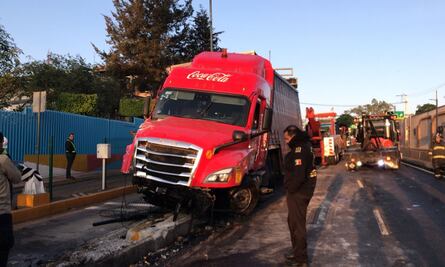 Tráiler con toneladas de refresco se estrella contra acceso a Periférico en Constituyentes; bomberos laboran en la zona