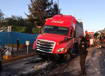 Tráiler con toneladas de refresco se estrella contra acceso a Periférico en Constituyentes; bomberos laboran en la zona