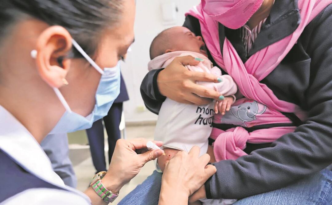 Para que los menores reciban sus vacunas, autoridades dispusieron 700 puestos de vacunación en clínicas del IMSS y del ISSSTE, puestos semifijos y módulos móviles. Foto: Berenice Fregoso/ EL UNIVERSAL