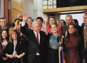 AMLO entrega bastón de mando a Sheinbaum