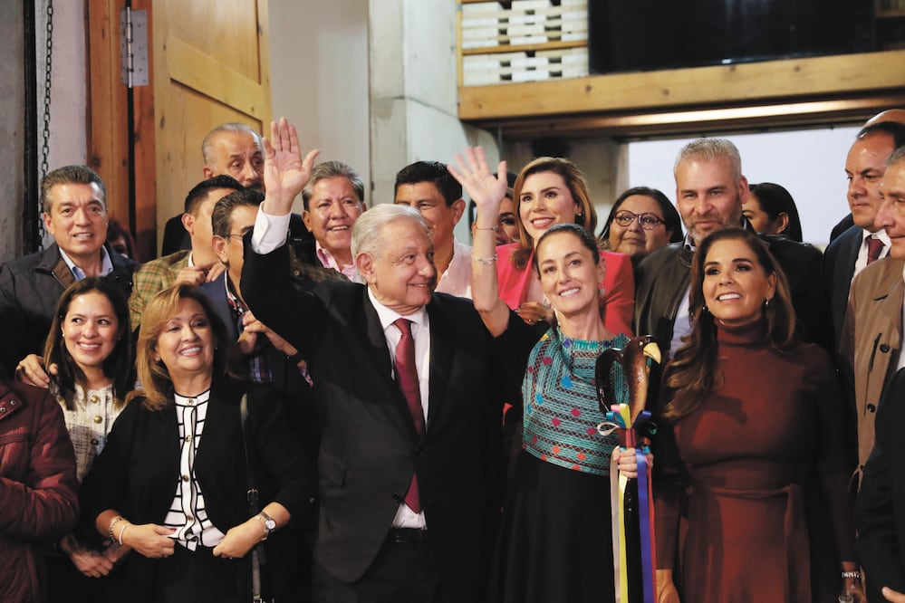 AMLO entrega bastón de mando a Sheinbaum. FOTO: Archivo